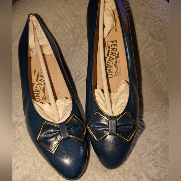NWOT! SALVATORE FERRAGAMO BLUE Leather Pumps with Bows - Picture 2 of 16